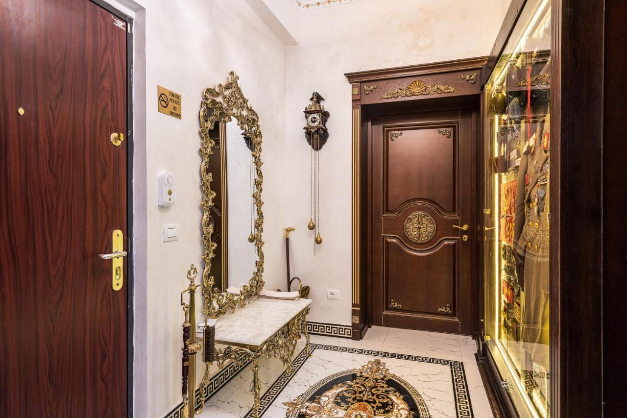 Private Museum With Antique Decor דירה בוקרשט