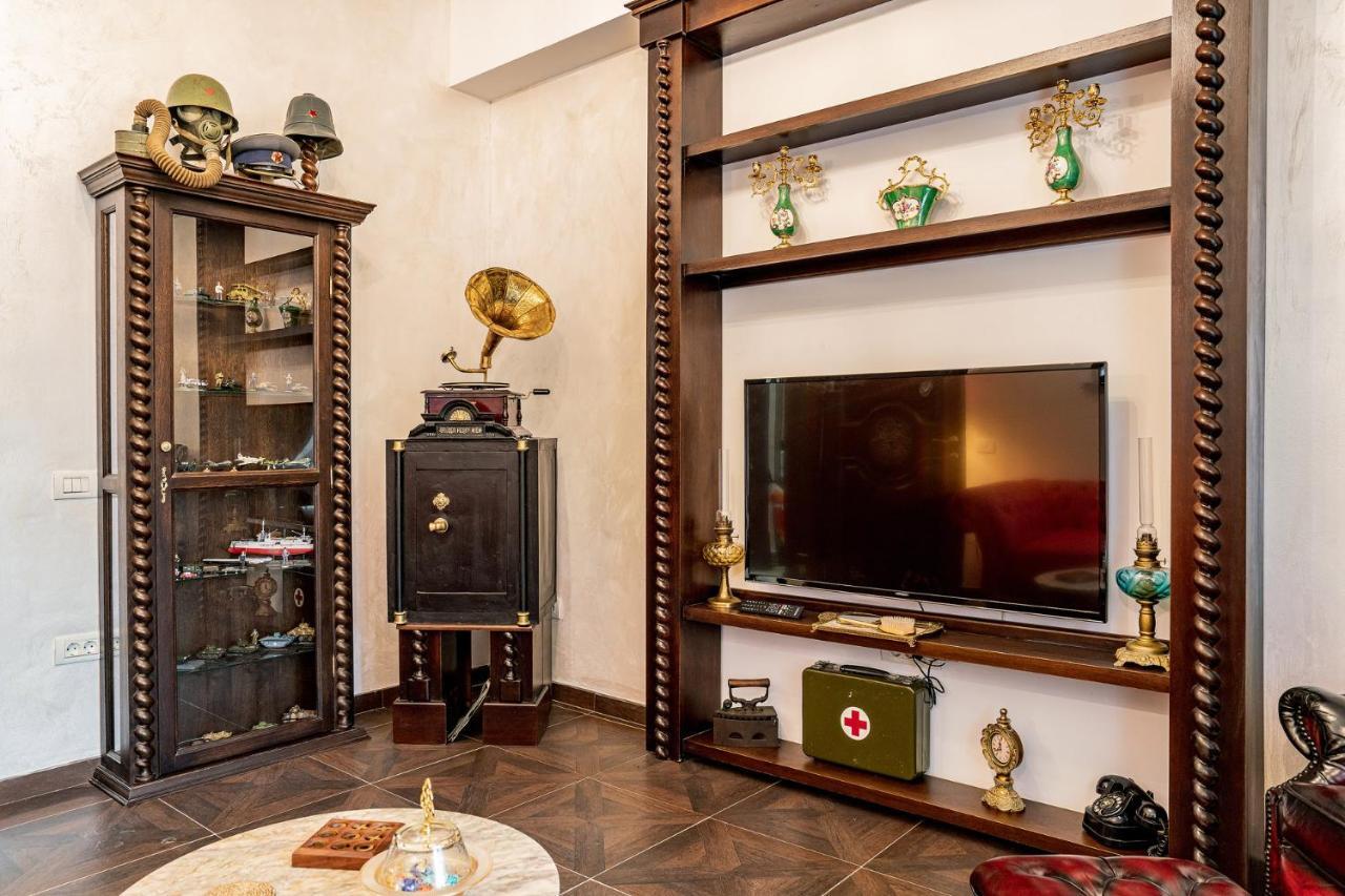 Private Museum With Antique Decor דירה *
