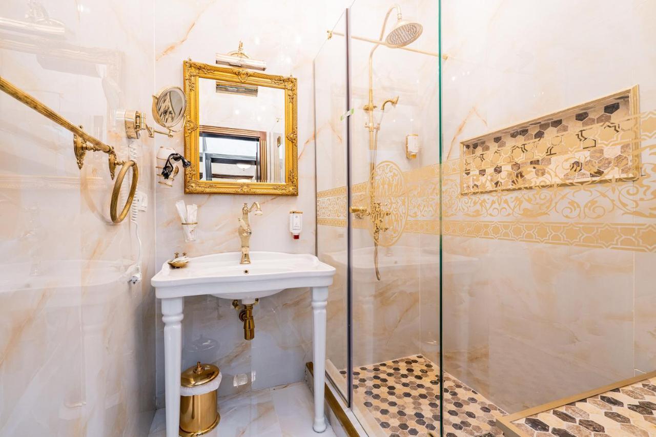 Private Museum With Antique Decor * בוקרשט