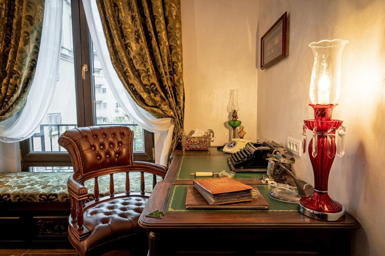 Private Museum With Antique Decor דירה בוקרשט