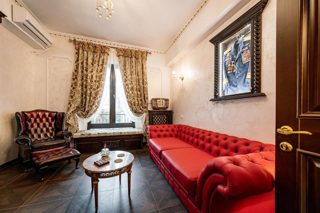 Private Museum With Antique Decor * בוקרשט