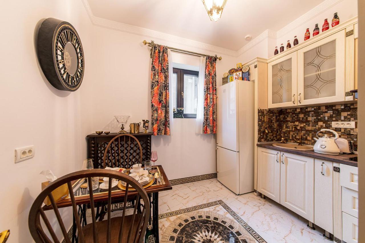 Private Museum With Antique Decor דירה