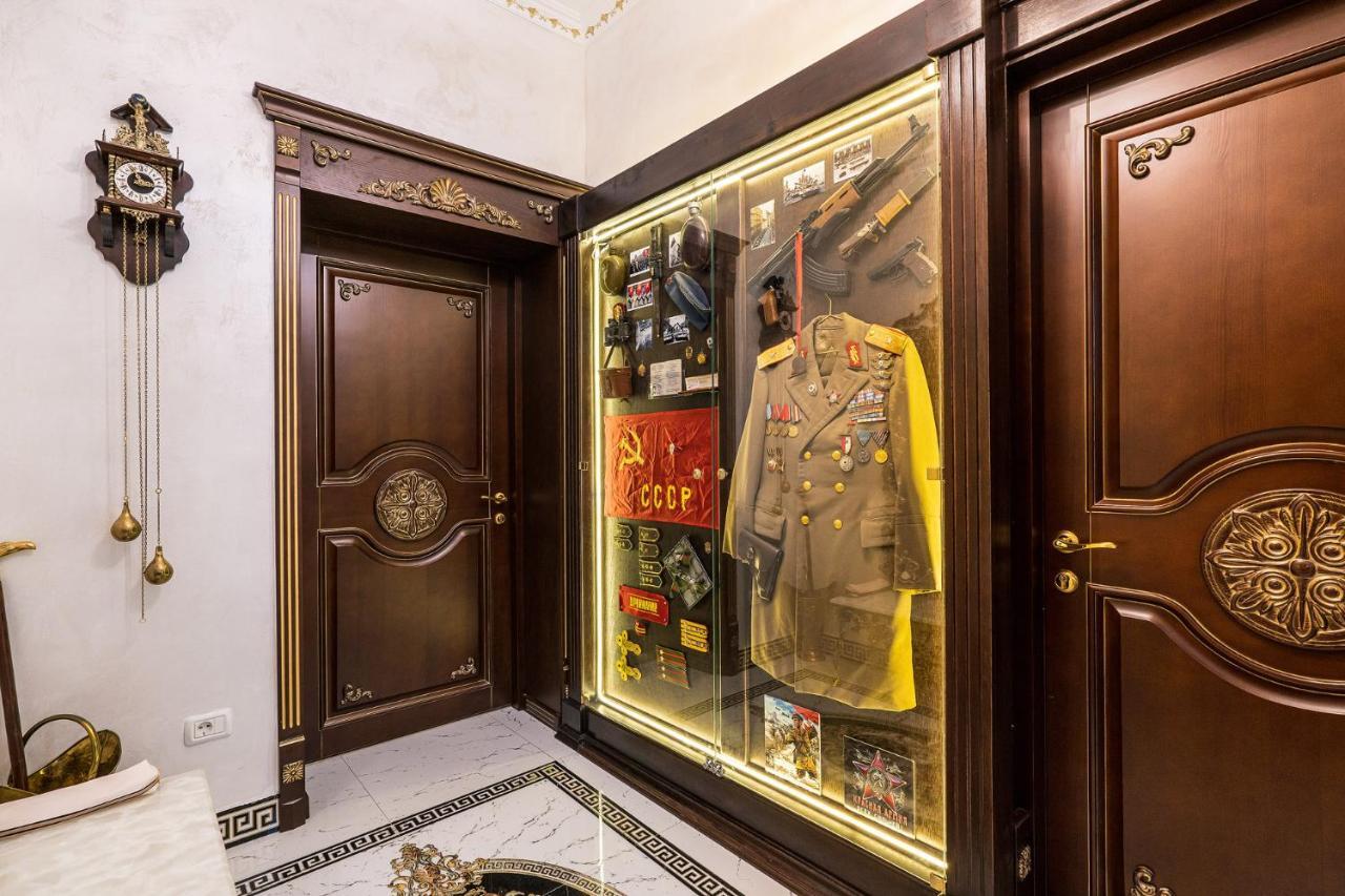 Private Museum With Antique Decor בוקרשט