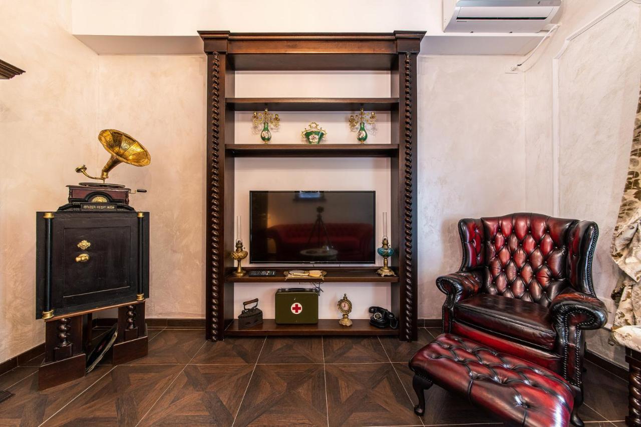 Private Museum With Antique Decor בוקרשט