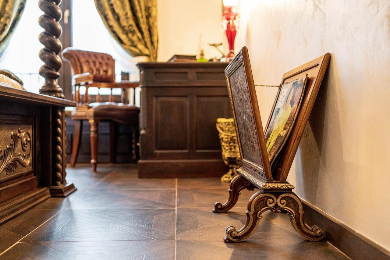 Private Museum With Antique Decor * בוקרשט