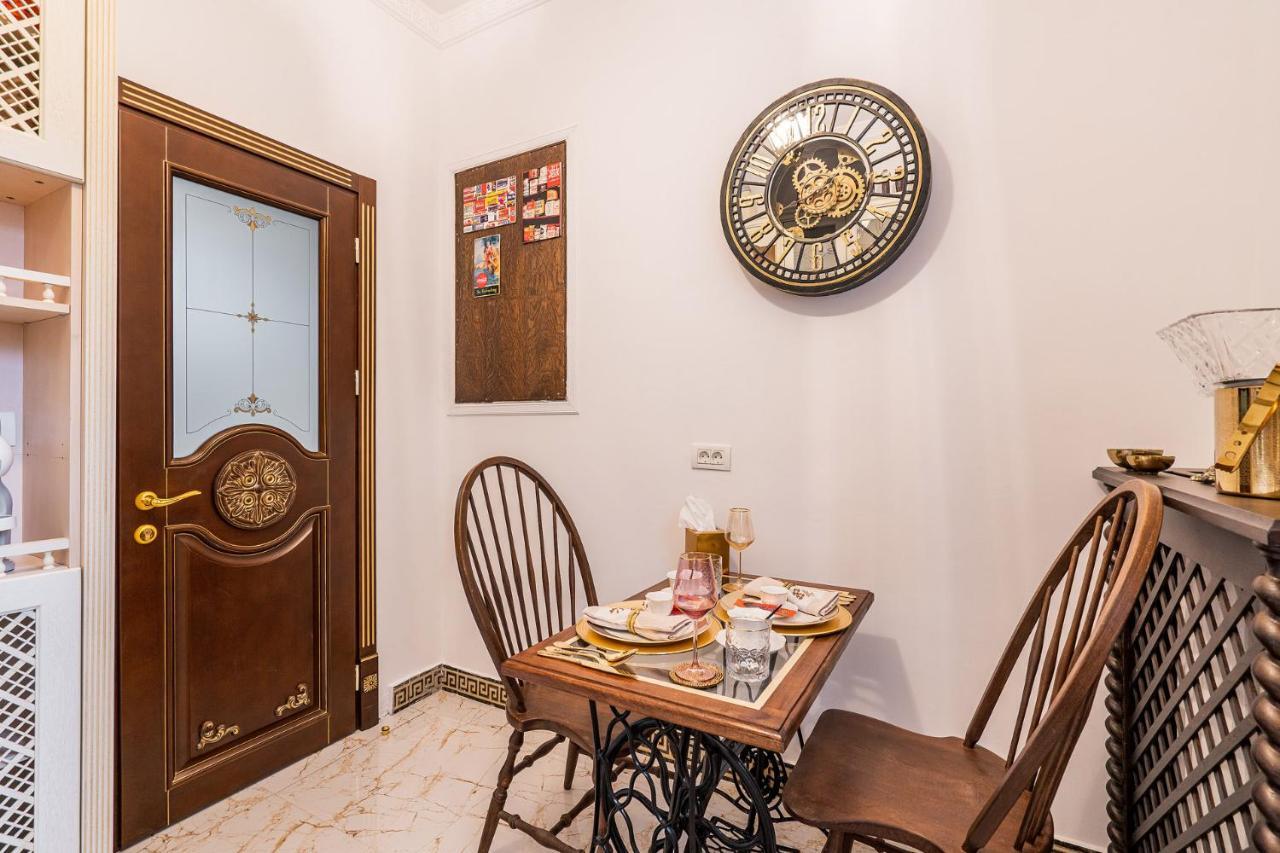 Private Museum With Antique Decor בוקרשט