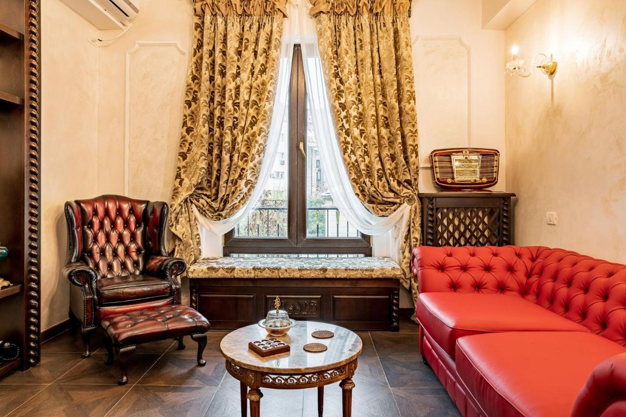 Private Museum With Antique Decor בוקרשט