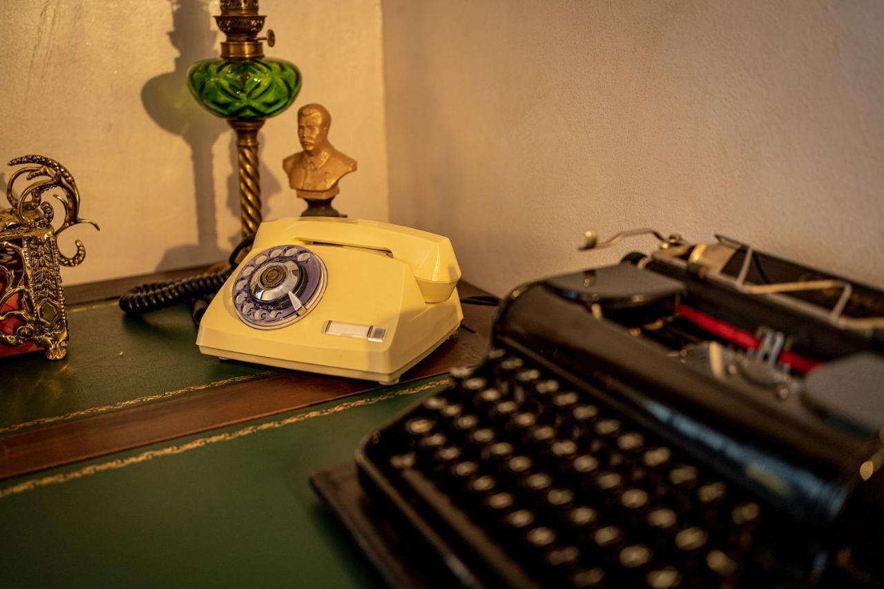 Private Museum With Antique Decor דירה